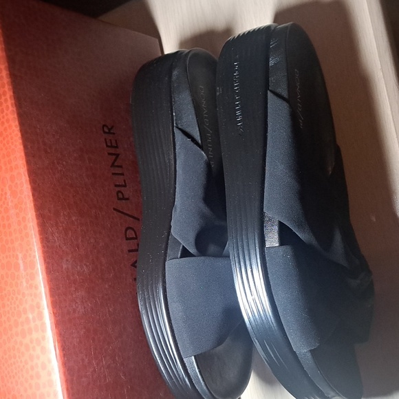 DONALD PLINER SLIDES NWT - Picture 4 of 6